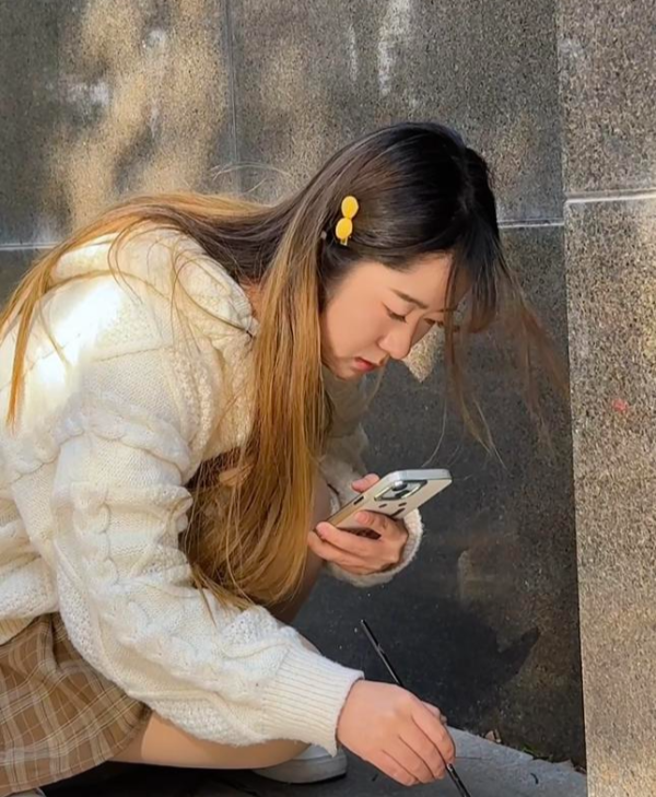 财富配资 95后女孩石头缝上作画 为何能治愈百万网友？