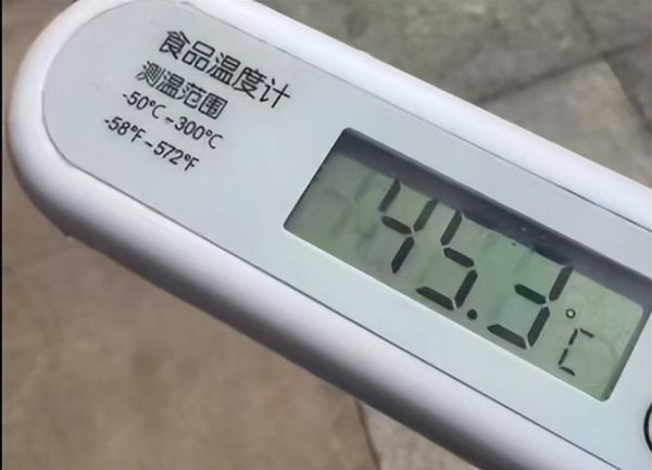 联富配资 烟台一高校学生被热晕送医，附近民宿酒店爆满，校方回应：已开放图书馆给学生过夜；当地连日高温，最高超40°C