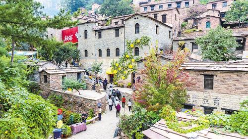 忠程配资 太行古石寨英谈村月吸引游客超十万